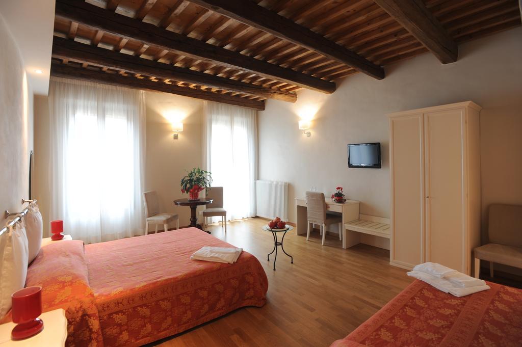 Honey Rooms Ferrara Room photo